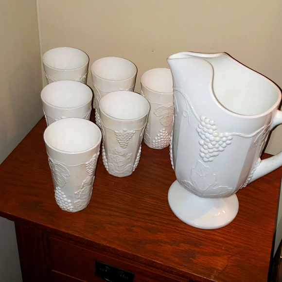 Vintage Indiana Milk Glass Pitcher w/6 Tumblers. Harvest Grape. - Picture 4 of 7